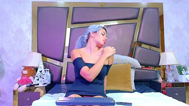 AlanaHouston online show from April 11, 2026, 4:42 am