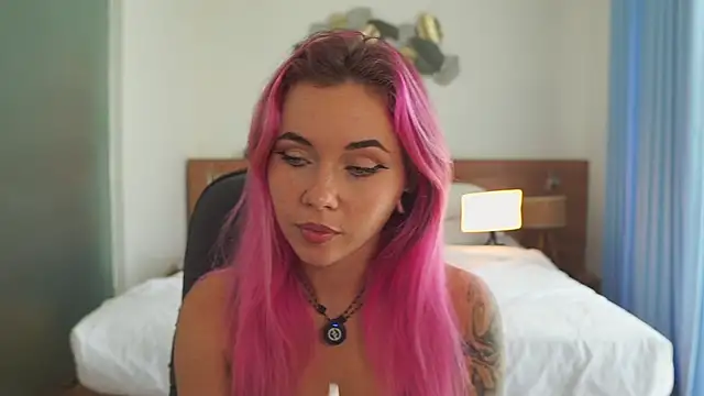 Snapshot of Sarah_Pink chatting on December 18, 2025, 2:27 am Sarah Pink online show from December 18, 2025, 2:27 am