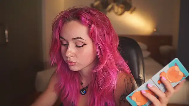 Snapshot of Sarah_Pink chatting on May 1, 2026, 2:33 pm Sarah Pink online show from May 1, 2026, 2:33 pm