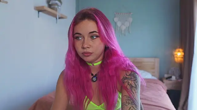 Snapshot of Sarah_Pink chatting on December 4, 2025, 12:20 am Sarah Pink online show from December 4, 2025, 12:20 am