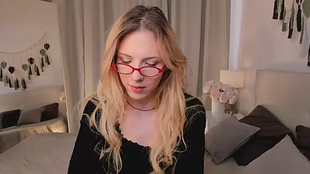Snapshot of Tiffany__King chatting on May 10, 2026, 5:55 am Tiffany King online show from May 10, 2026, 5:55 am