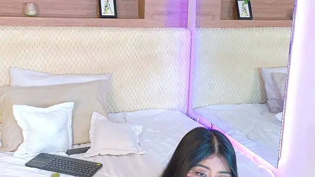 VioletBloomm online show from February 28, 2026, 11:43 am