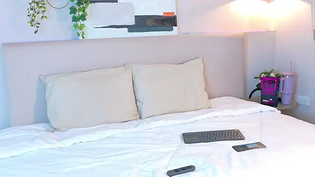 VioletBloomm online show from February 7, 2026, 11:40 am