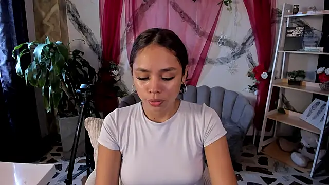 Snapshot of CarolineFyre chatting on May 31, 2026, 3:18 pm CarolineFyre online show from May 31, 2026, 3:18 pm