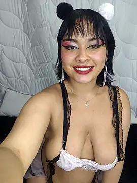 Snapshot of zoe_love18 chatting on April 15, 2026, 4:18 am zoe love18 online show from April 15, 2026, 4:18 am