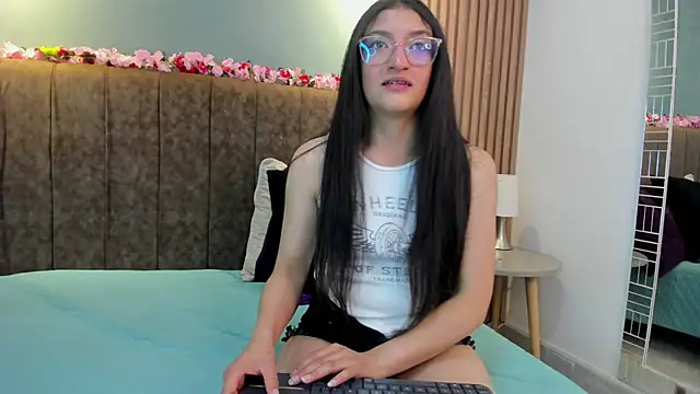 Snapshot of HannaWen_ chatting on April 24, 2026, 7:49 pm HannaWen online show from April 24, 2026, 7:49 pm