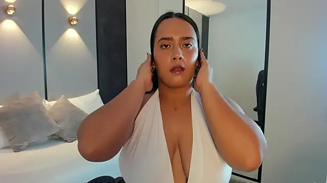 sophia solerr online show from February 23, 2026, 7:47 pm