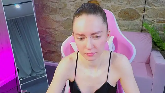 Snapshot of KristineValbuena chatting on February 4, 2026, 1:55 am KristineValbuena online show from February 4, 2026, 1:55 am