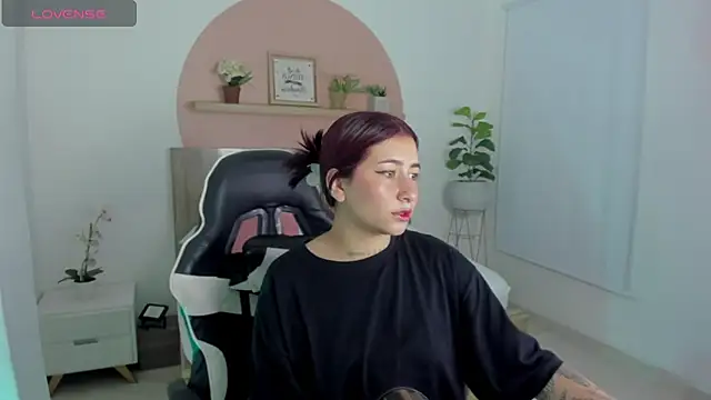 Snapshot of charlottee27_ chatting on February 27, 2026, 7:24 pm charlottee27 online show from February 27, 2026, 7:24 pm