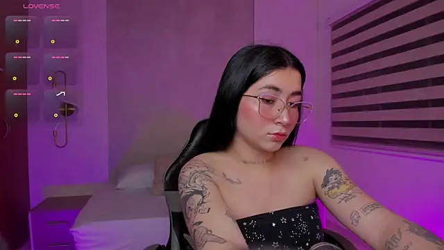 Snapshot of charlottee27_ chatting on May 14, 2026, 2:08 am charlottee27 online show from May 14, 2026, 2:08 am