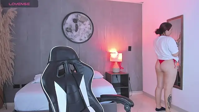 Snapshot of charlottee27_ chatting on February 15, 2026, 2:01 am charlottee27 online show from February 15, 2026, 2:01 am