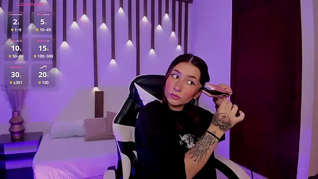 charlottee27  online show from April 11, 2026, 2:19 am