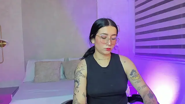 Snapshot of charlottee27_ chatting on May 20, 2026, 2:08 am charlottee27 online show from May 20, 2026, 2:08 am