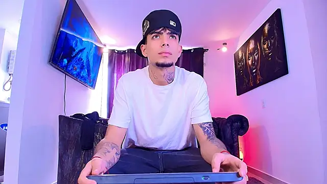 Snapshot of miguel_aguirre_ chatting on February 2, 2026, 2:49 pm miguel aguirre online show from February 2, 2026, 2:49 pm