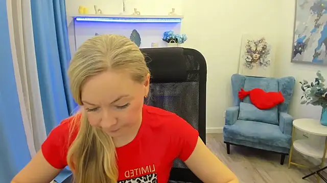 Snapshot of CharlotteKerti chatting on March 25, 2026, 12:37 pm CharlotteKerti online show from March 25, 2026, 12:37 pm