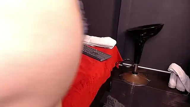 Lia tomson online show from March 6, 2026, 4:02 pm