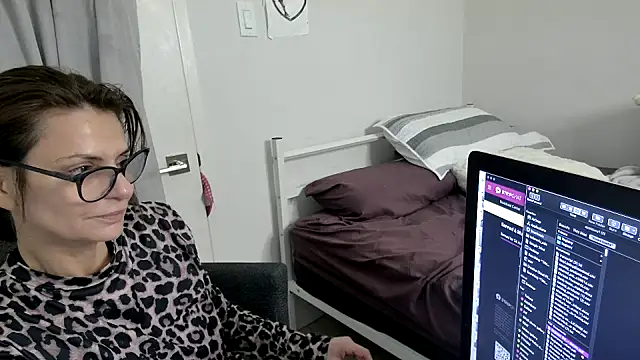 JUCY APPLE online show from February 26, 2026, 6:52 pm