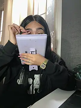 Sara Fernandez  online show from February 20, 2026, 1:57 pm