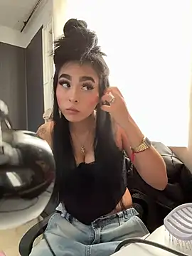 Sara Fernandez  online show from February 13, 2026, 2:28 pm