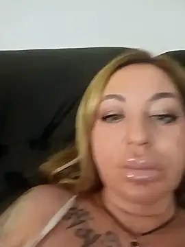 MiaMooly online show from December 4, 2025, 5:45 pm