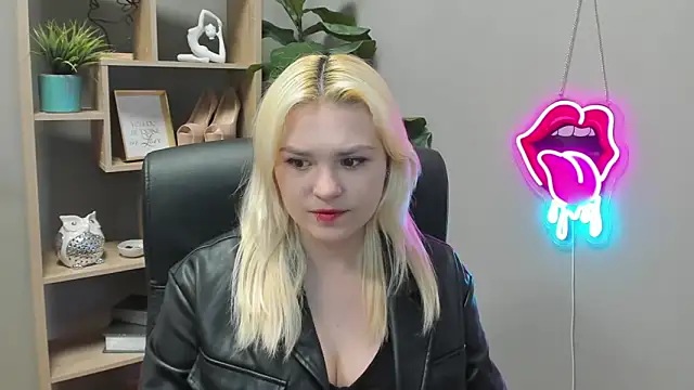 Snapshot of SweetLilyxo chatting on April 7, 2026, 6:26 am SweetLilyxo online show from April 7, 2026, 6:26 am