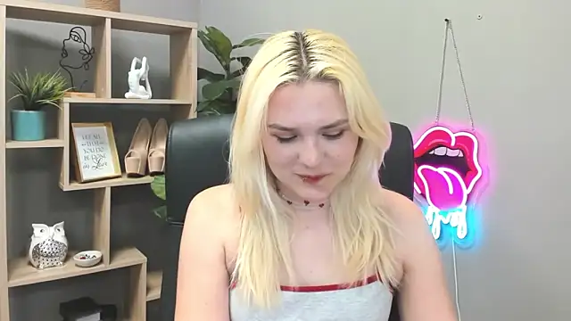 SweetLilyxo online show from June 1, 2026, 1:33 pm