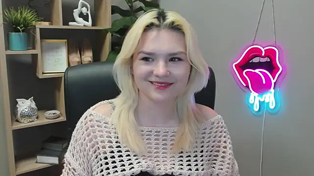 Snapshot of SweetLilyxo chatting on March 18, 2026, 7:22 am SweetLilyxo online show from March 18, 2026, 7:22 am