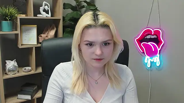 Snapshot of SweetLilyxo chatting on March 9, 2026, 7:34 am SweetLilyxo online show from March 9, 2026, 7:34 am