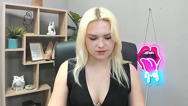 SweetLilyxo online show from May 26, 2026, 6:44 am