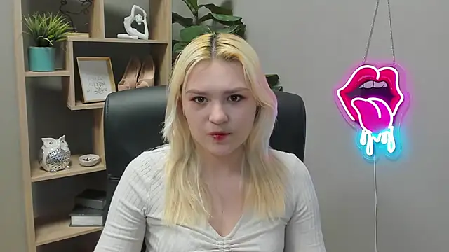 Snapshot of SweetLilyxo chatting on April 8, 2026, 1:23 pm SweetLilyxo online show from April 8, 2026, 1:23 pm