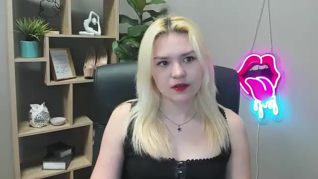 Snapshot of SweetLilyxo chatting on April 15, 2026, 6:30 am SweetLilyxo online show from April 15, 2026, 6:30 am