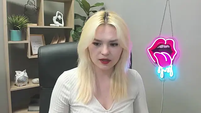 Snapshot of SweetLilyxo chatting on April 14, 2026, 6:29 am SweetLilyxo online show from April 14, 2026, 6:29 am