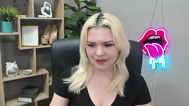 Snapshot of SweetLilyxo chatting on March 7, 2026, 7:37 am SweetLilyxo online show from March 7, 2026, 7:37 am