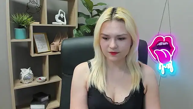 SweetLilyxo online show from April 17, 2026, 1:36 pm