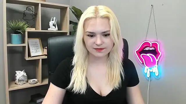 SweetLilyxo online show from May 15, 2026, 6:33 am