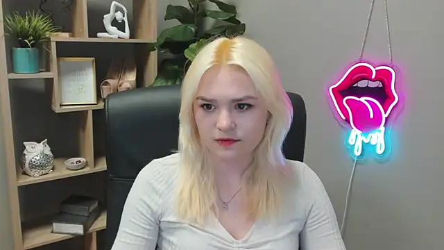 Snapshot of SweetLilyxo chatting on March 19, 2026, 7:30 am SweetLilyxo online show from March 19, 2026, 7:30 am