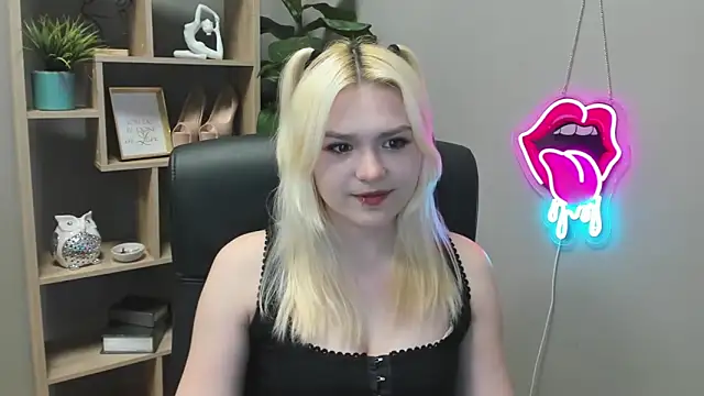 Snapshot of SweetLilyxo chatting on April 9, 2026, 1:28 pm SweetLilyxo online show from April 9, 2026, 1:28 pm