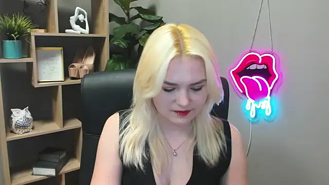 Snapshot of SweetLilyxo chatting on March 24, 2026, 7:30 am SweetLilyxo online show from March 24, 2026, 7:30 am