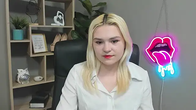 Snapshot of SweetLilyxo chatting on April 13, 2026, 6:28 am SweetLilyxo online show from April 13, 2026, 6:28 am