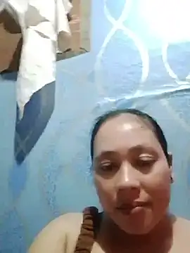 Snapshot of May_Bombs chatting on April 4, 2026, 12:28 am May Bombs online show from April 4, 2026, 12:28 am