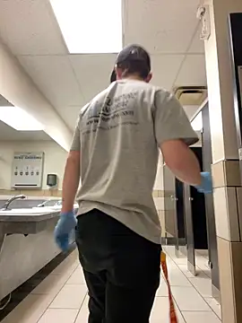 Snapshot of Horus1922 chatting on February 25, 2026, 5:35 pm Horus1922 online show from February 25, 2026, 5:35 pm