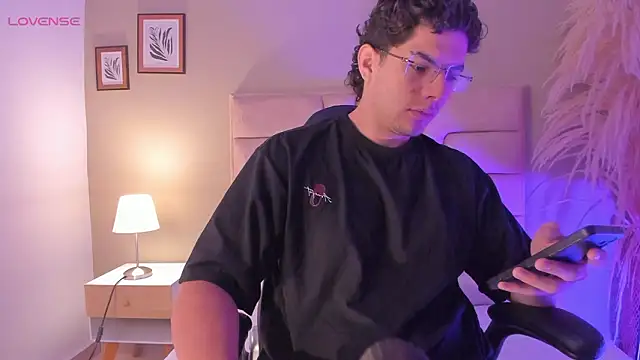 Snapshot of Axel_Creed chatting on February 12, 2026, 10:48 am Axel Creed online show from February 12, 2026, 10:48 am