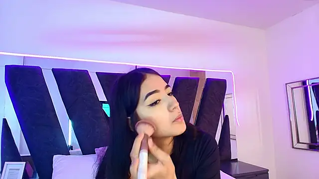 sophia love   online show from February 16, 2026, 2:05 pm