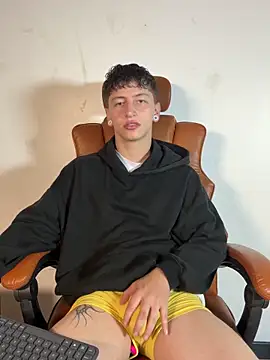 ARON LUXX online show from March 18, 2026, 6:09 pm