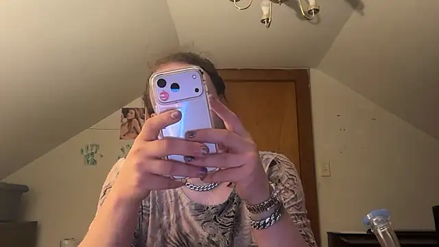 Snapshot of RaeganV chatting on March 6, 2026, 11:44 pm RaeganV online show from March 6, 2026, 11:44 pm