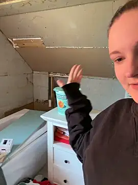 ViviLuu online show from March 12, 2026, 10:41 am