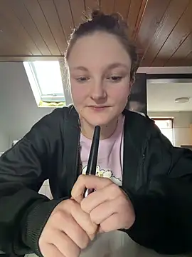 ViviLuu online show from March 16, 2026, 1:26 pm