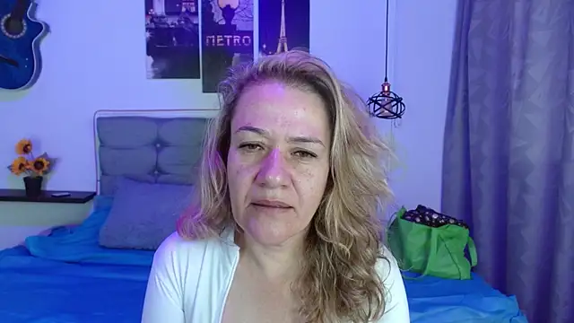 Snapshot of andreea_xx chatting on February 15, 2026, 1:43 pm andreea xx online show from February 15, 2026, 1:43 pm