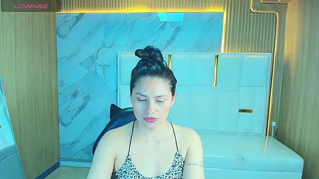 Snapshot of rox_luxury_tf chatting on May 4, 2026, 1:47 pm rox luxury tf online show from May 4, 2026, 1:47 pm