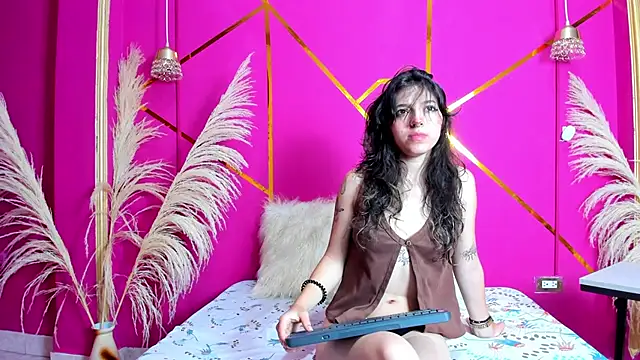 Snapshot of scarletdream5 chatting on April 15, 2026, 12:21 pm scarletdream5 online show from April 15, 2026, 12:21 pm